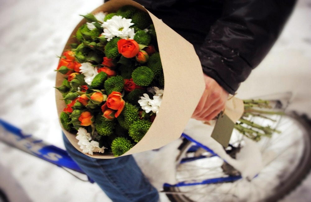 Цветы доставка иркутск. Международная служба доставки цветов. Деловой букет цветов. Доставка цветов фото. Доставщик цветов.